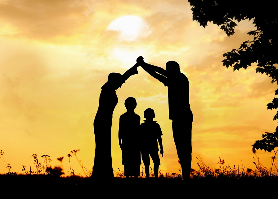 Hình nền gia đình hạnh phúc dạo bước trên bãi biển vào buổi hoàng hôn