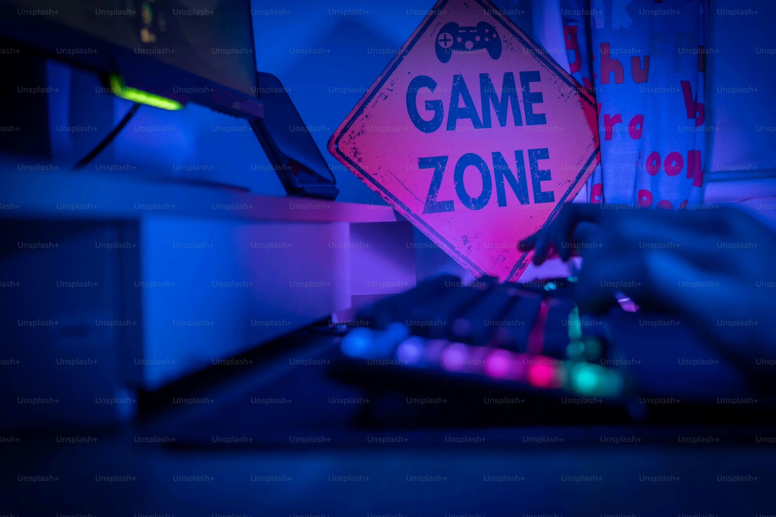 Hình nền máy tính gaming với biển hiệu khu vực chơi game trên bàn