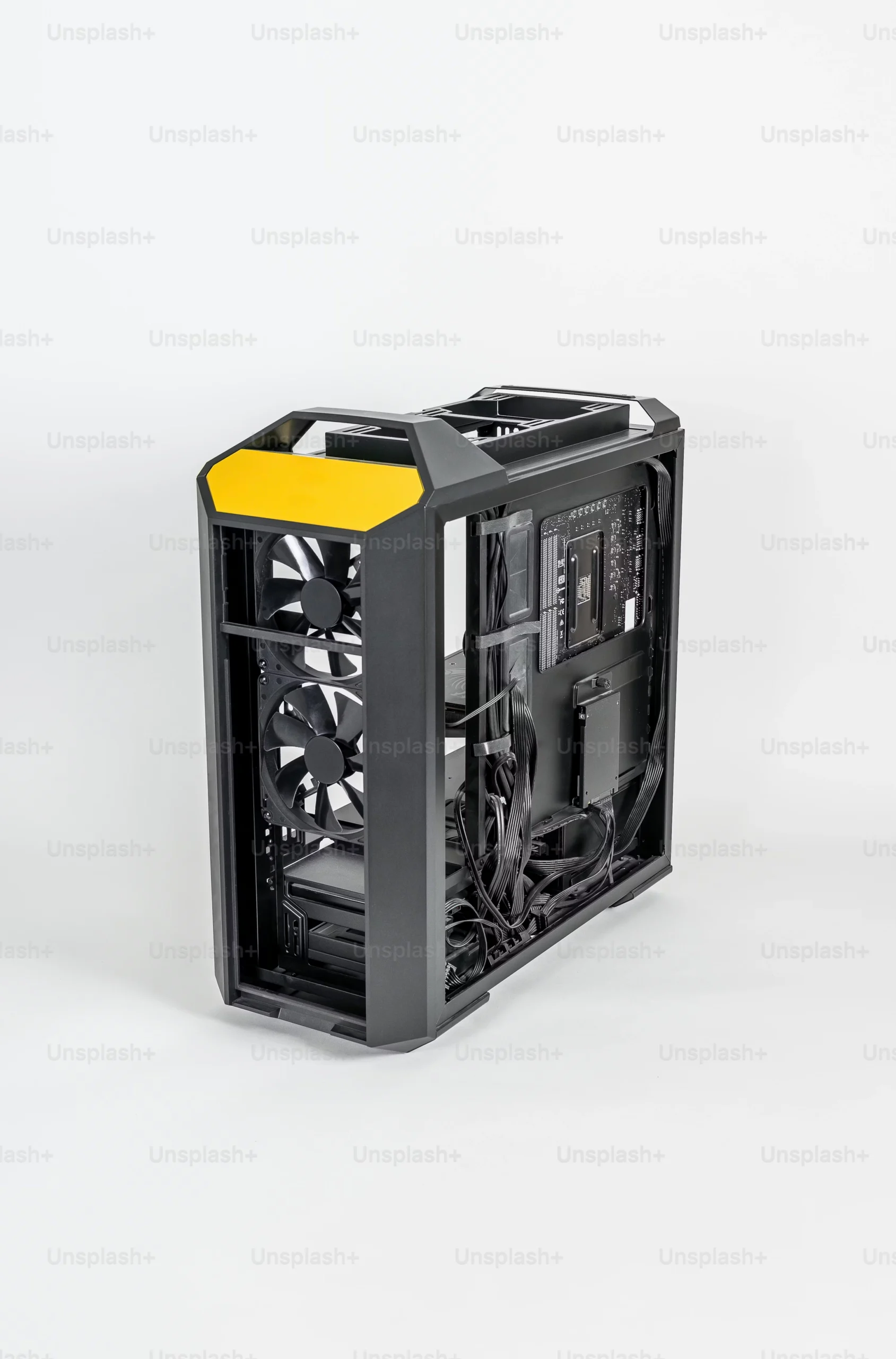 Hình nền máy tính gaming với case máy tính đen vàng trên nền trắng