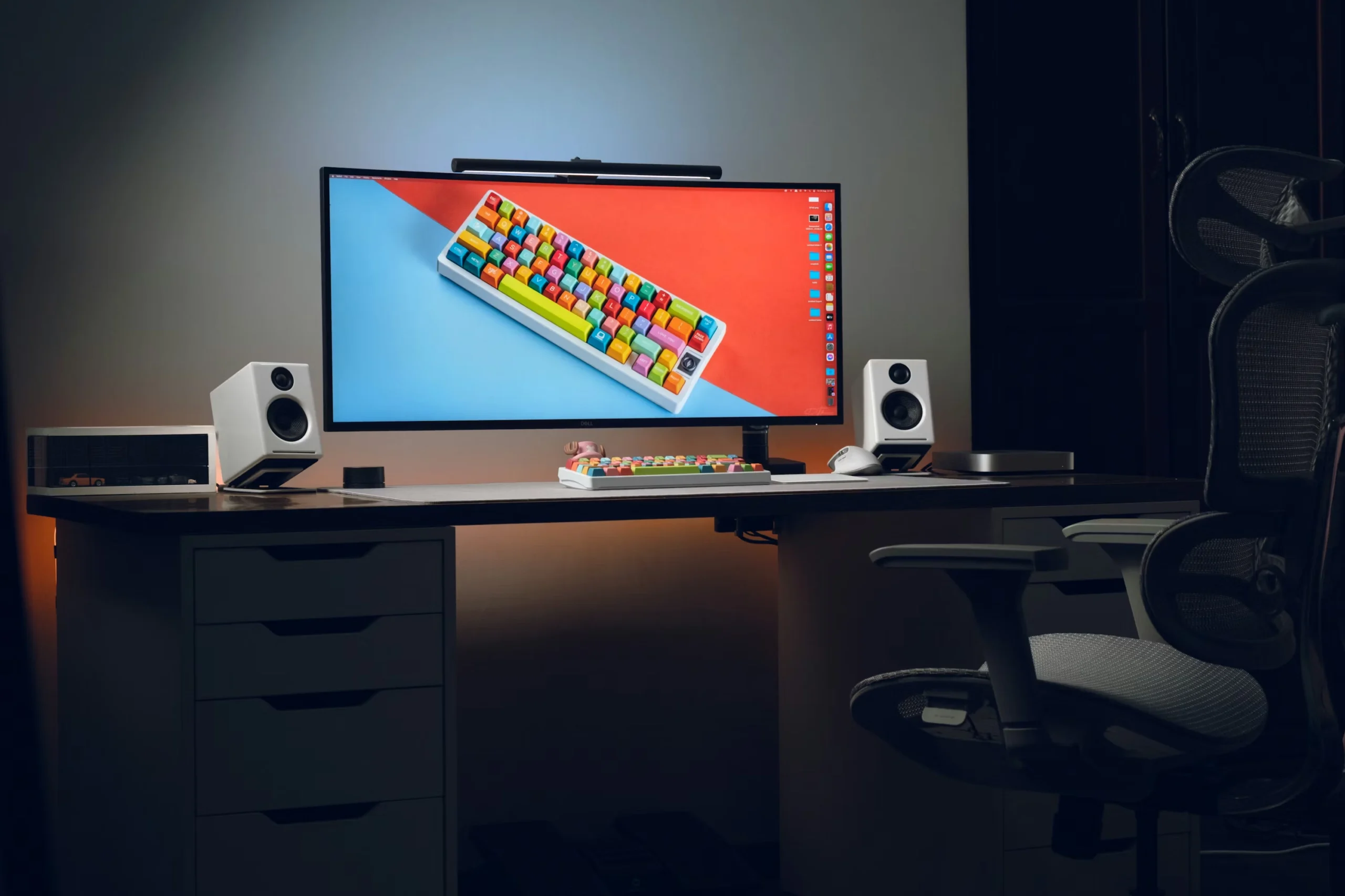 Hình nền máy tính gaming với màn hình trên bàn làm việc hiện đại