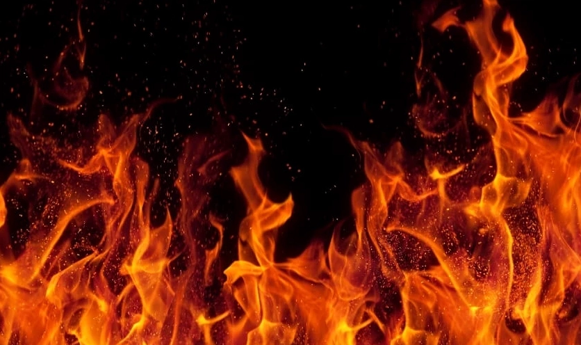Hình nền máy tính thu hút may mắn với ngọn lửa bùng cháy
