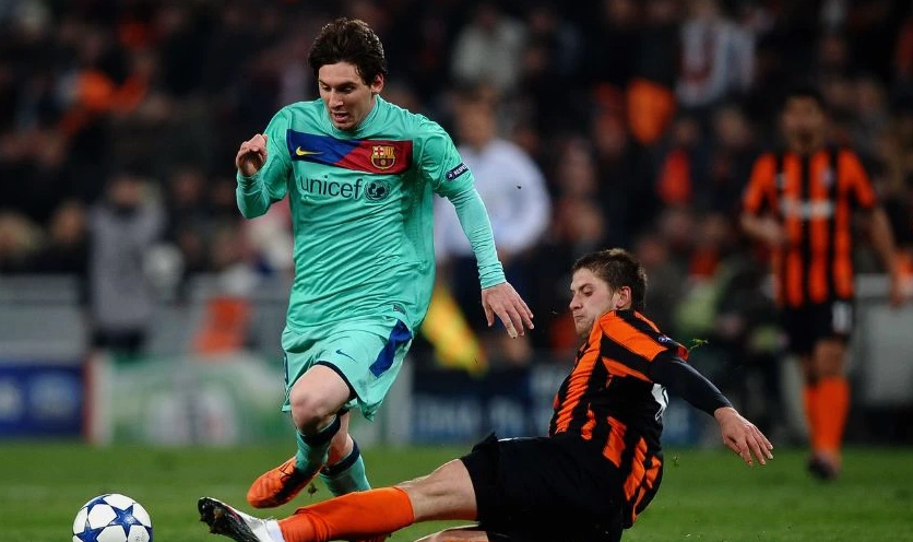 Bộ Sưu Tập Hình Nền Messi Độc Đáo Cận Cảnh Mọi Khoảnh Khắc Đỉnh Cao 13 Hình nền Messi đang thực hiện cú sút uy lực trên sân cỏ