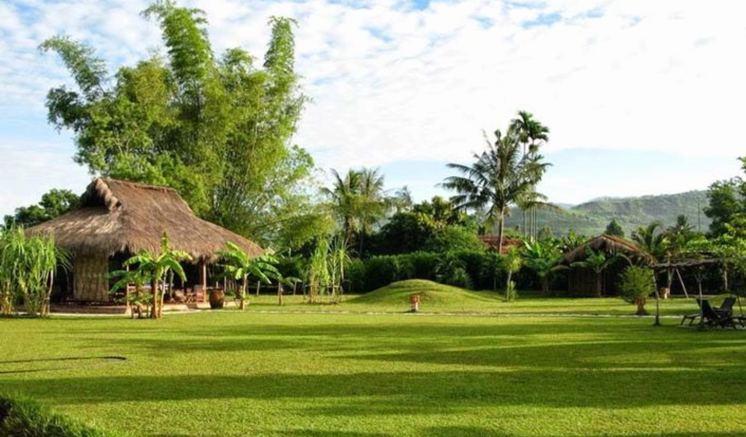 Hình nền phong cảnh đẹp ngôi nhà lá đơn sơ giữa thiên nhiên xanh