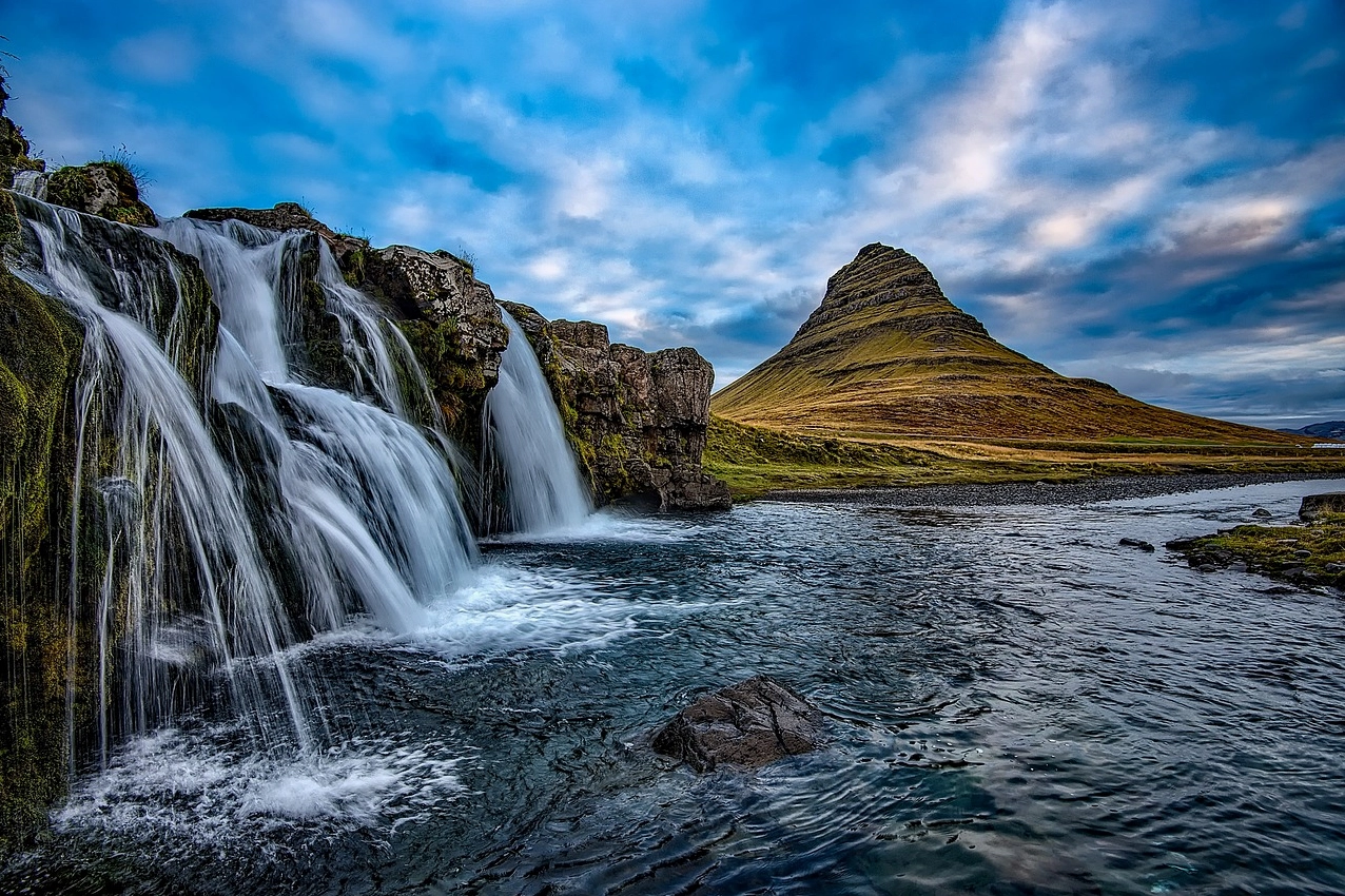 Hình nền phong cảnh đẹp núi Kirkjufell Iceland soi bóng hồ nước