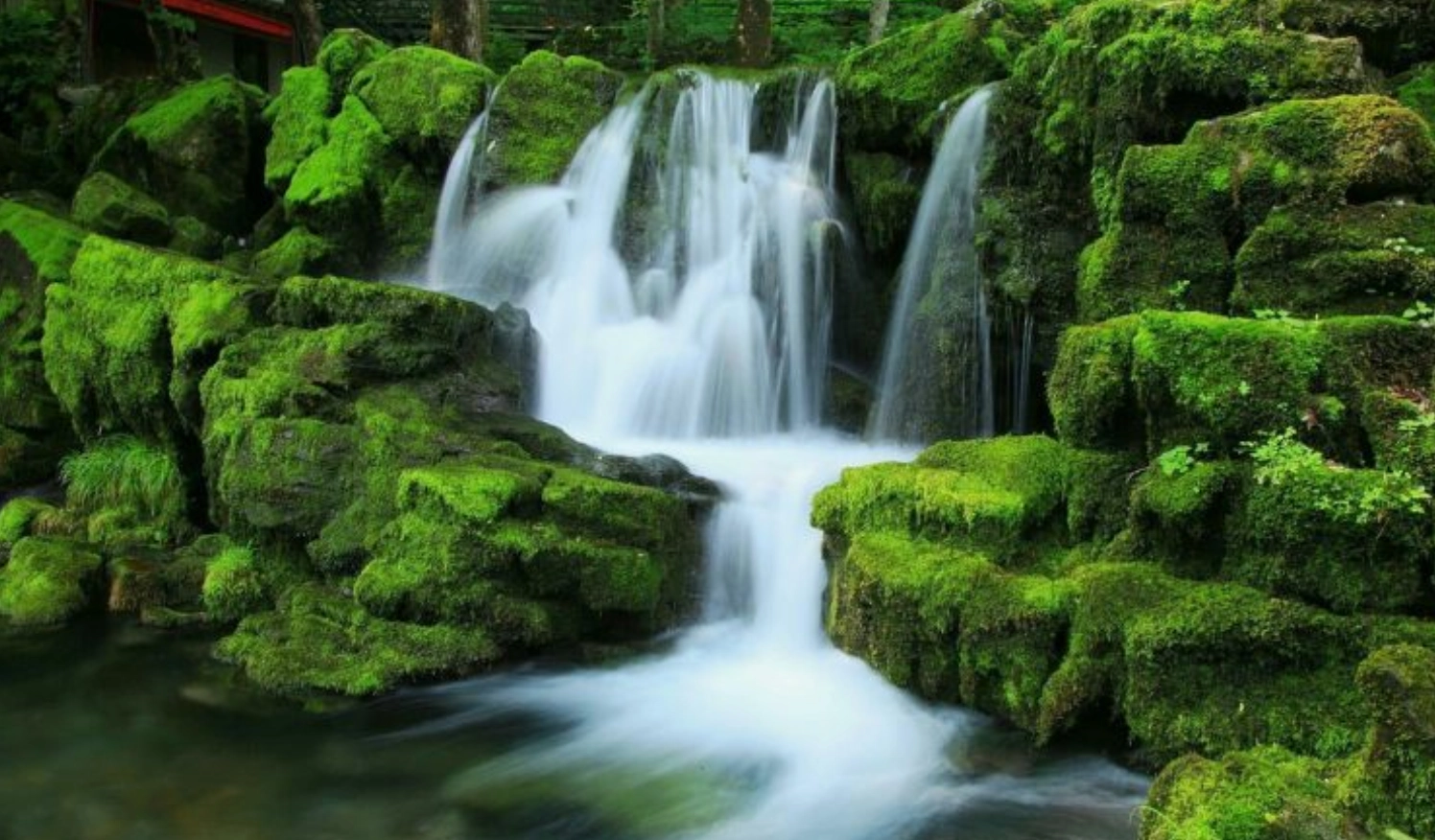 Hình nền phong cảnh đẹp thác nước hùng vĩ chảy qua đá rêu xanh