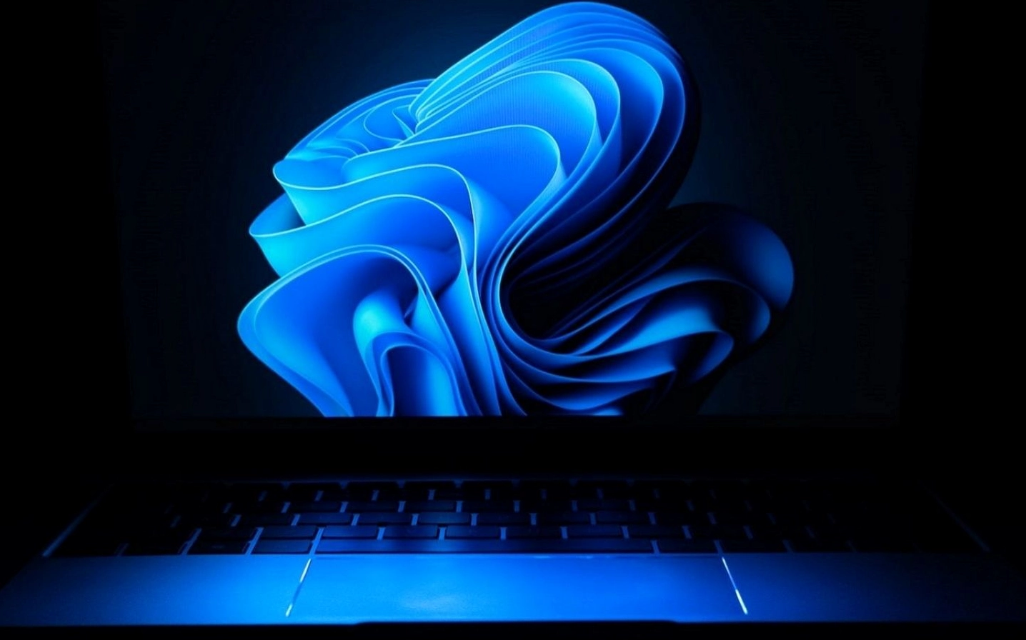 Hình nền Windows 11 với logo màu xanh đậm