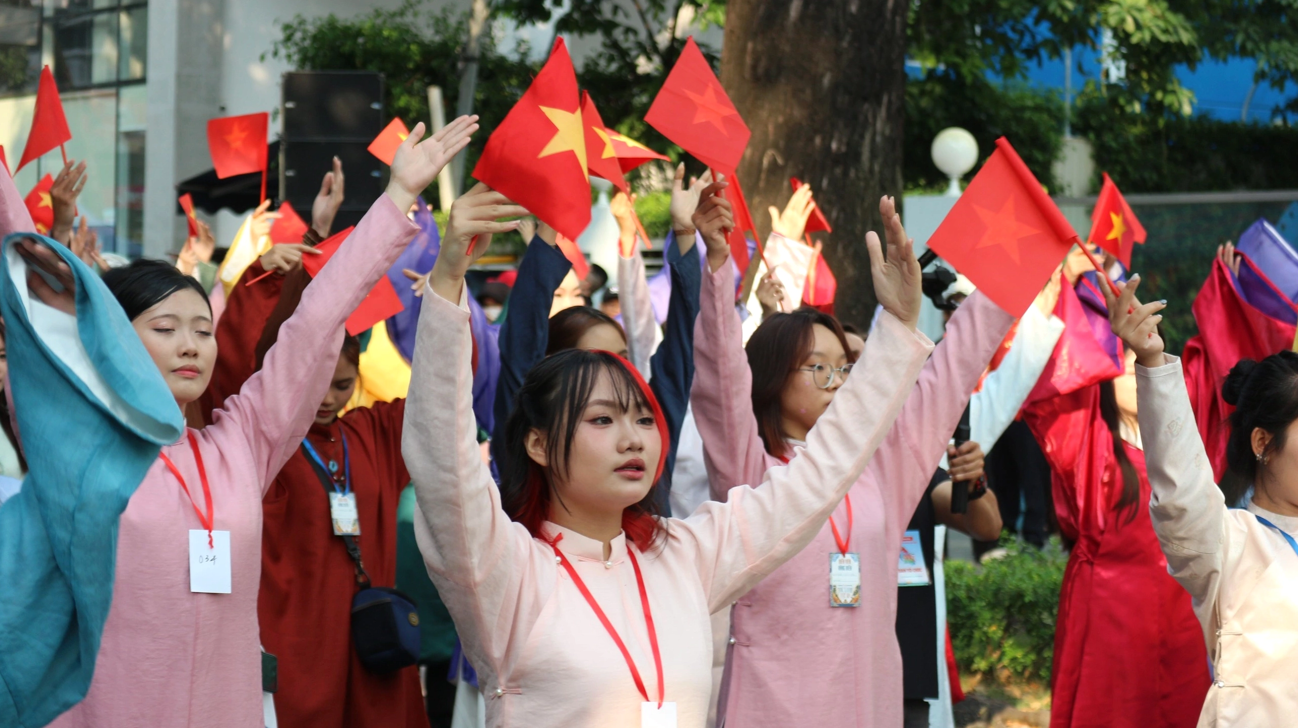 Bộ Sưu Tập Cận Cảnh Những Ảnh Cô Gái Đẹp Nhất Mọi Thời Đại 3 Hình thiếu nữ đẹp trong trang phục thời thượng dạo phố