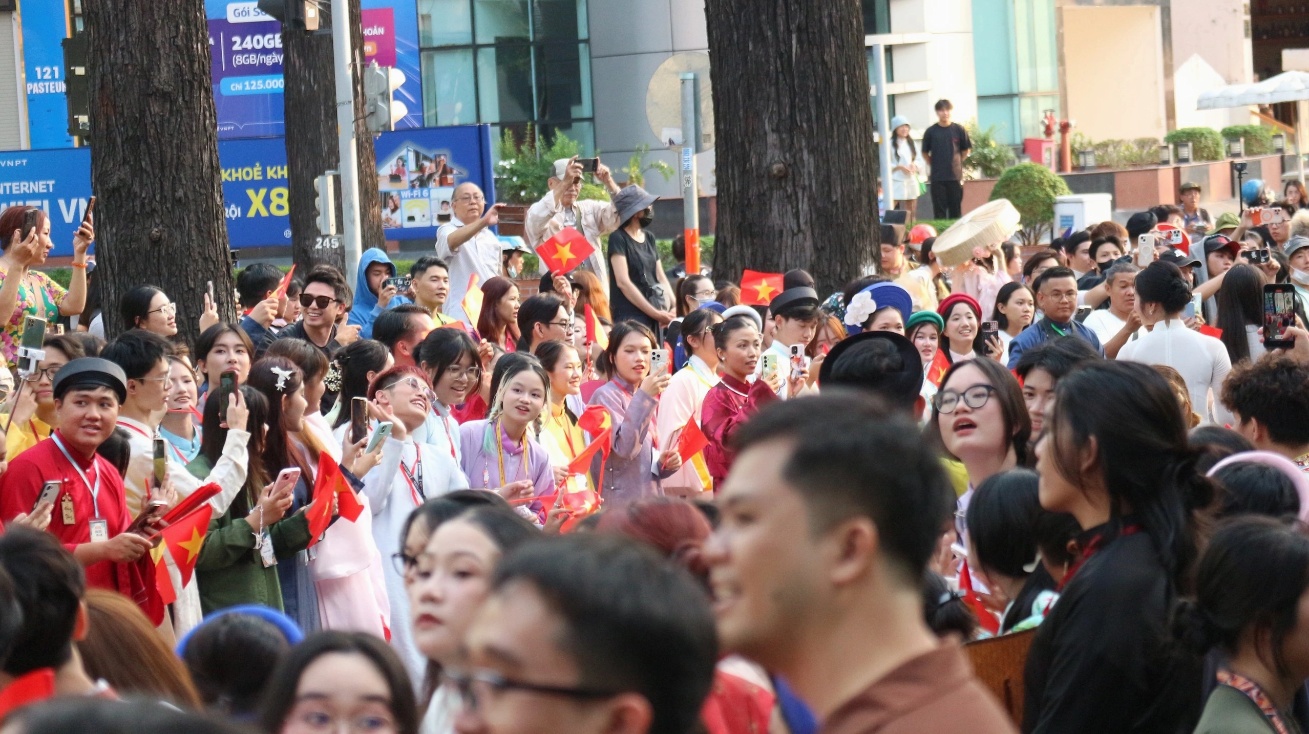 Bộ Sưu Tập Cận Cảnh Những Ảnh Cô Gái Đẹp Nhất Mọi Thời Đại 12 Hình thiếu nữ đẹp với phong cách đường phố ấn tượng