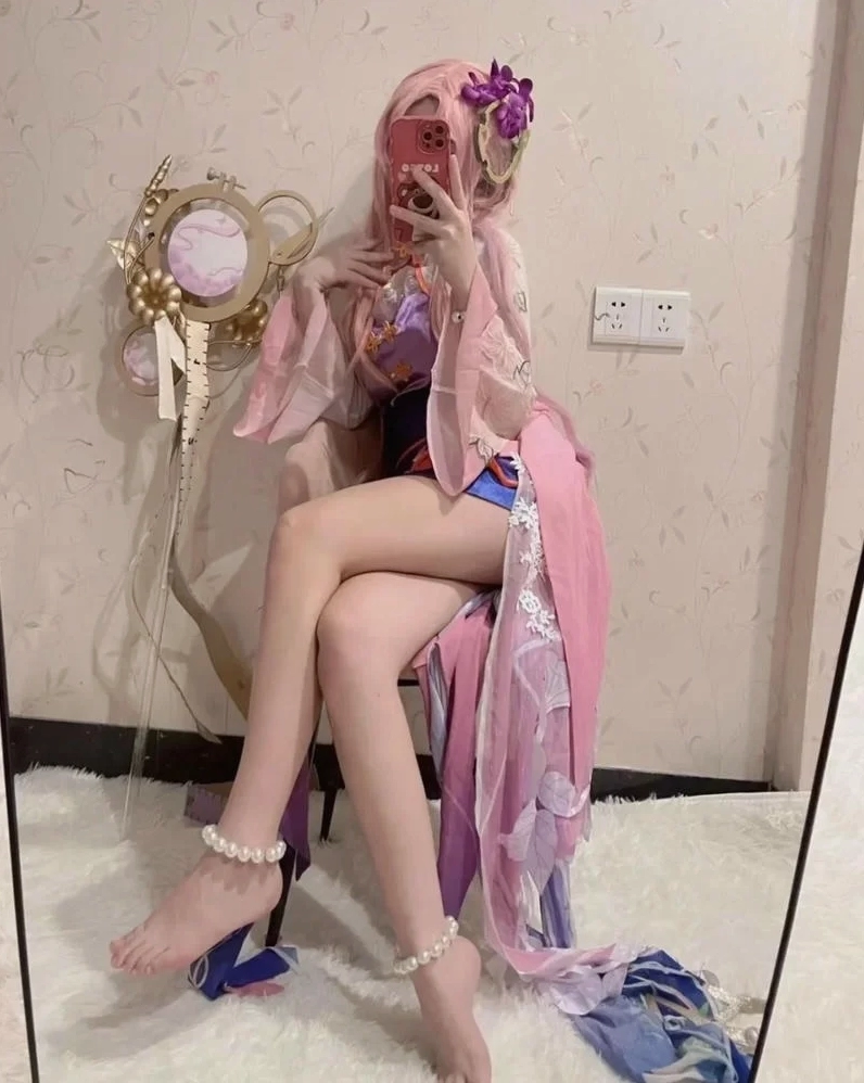 Hot girl cosplay gợi cảm đầy sức sống và quyến rũ
