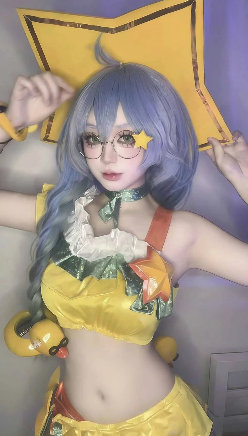 Hot girl cosplay gợi cảm và cuốn hút không rời