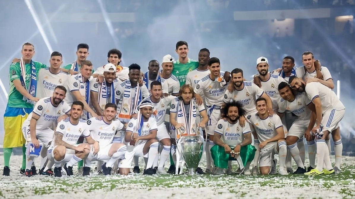 Khoảnh khắc nâng cúp vô địch của Real Madrid, hình nền real madrid 4K sắc nét