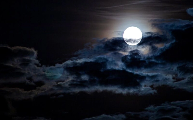 Khung cảnh buồn dưới ánh trăng, gợi nhắc đến hình ảnh cô gái buồn đẹp nhất