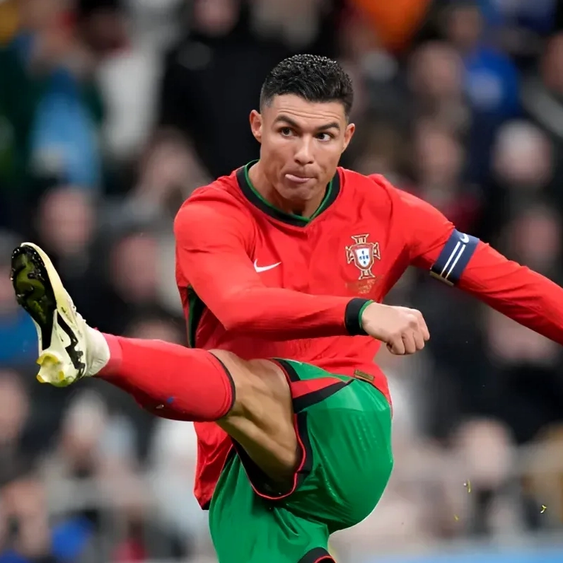 Tuyển Tập Ảnh Meme Ronaldo Cực Hài Hước và Những Pha Cười Bất Tận 2 Meme anh bảy với biểu cảm đầy suy tư nhưng cũng rất hài hước