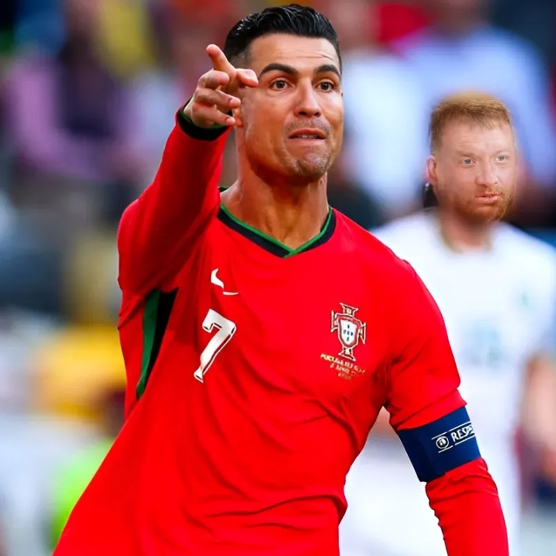 Tuyển Tập Ảnh Meme Ronaldo Cực Hài Hước và Những Pha Cười Bất Tận 8 Meme anh bảy với vẻ mặt 'bất lực' nhưng rất giải trí