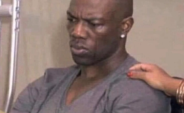 Meme anh da đen suy nghĩ bực tức với vẻ mặt căng thẳng