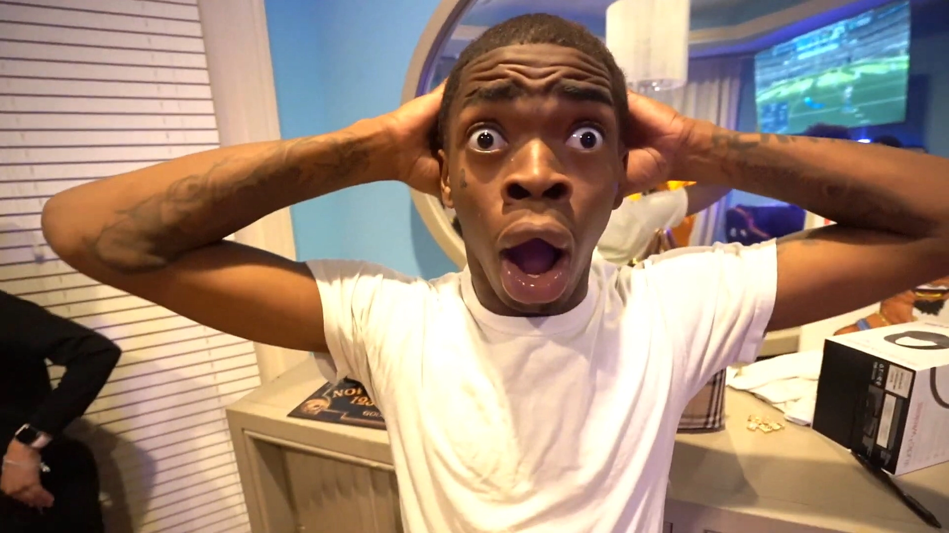 Meme anh da đen wow với biểu cảm kinh ngạc