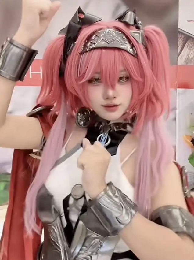Bộ sưu tập ảnh cosplay anime độc đáo và ấn tượng nhất mọi thời đại 1 Một bức ảnh cosplay anime Lupa từ Wuthering Waves với mái tóc hồng nổi bật