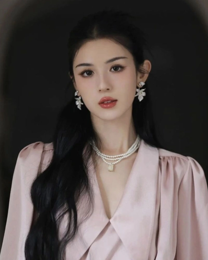 Nét thanh lịch của gái đẹp Douyin với trang phục hiện đại