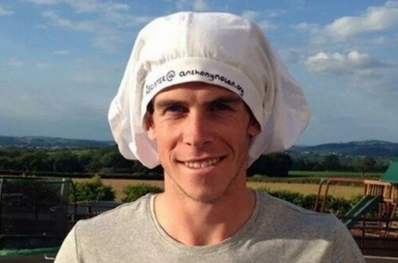 Bộ sưu tập 20+ ảnh meme đội quần hài hước khó đỡ nhất 2 Nhóm bạn nữ xấu hổ đội quần