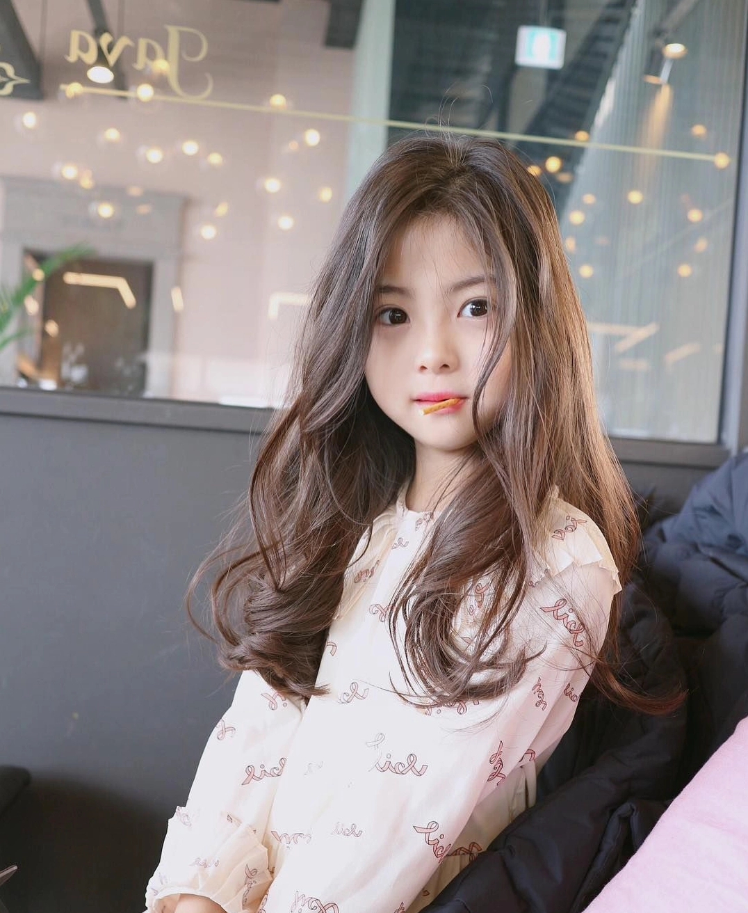 Nữ sinh 2k10 đáng yêu tạo dáng chụp ảnh tự tin