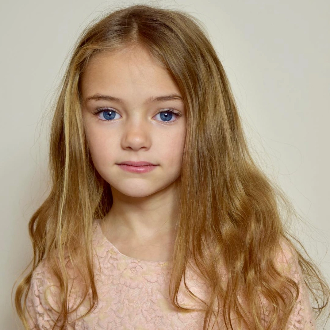 Nữ sinh 2k10 đáng yêu trong không gian học đường