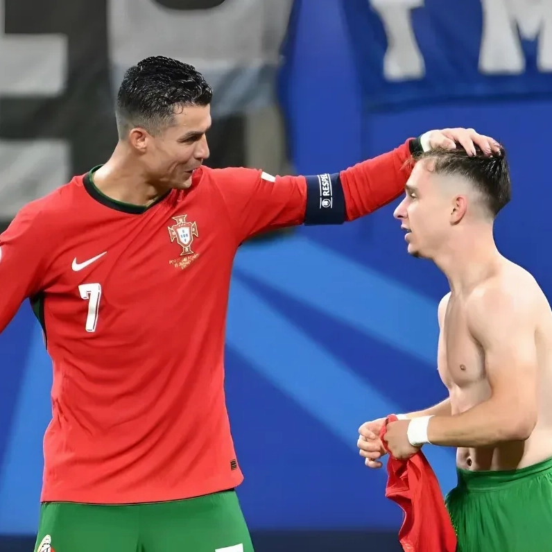 Tuyển Tập Ảnh Meme Ronaldo Cực Hài Hước và Những Pha Cười Bất Tận 4 Ronaldo với pha ăn mừng Siuuu và biểu cảm phấn khích
