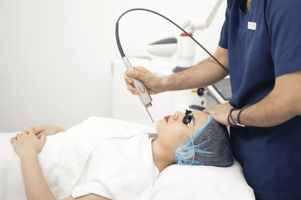 Tia laser là gì: Khái niệm, đặc điểm và ứng dụng thực tế 4 Ứng dụng của tia laser trong thẩm mỹ