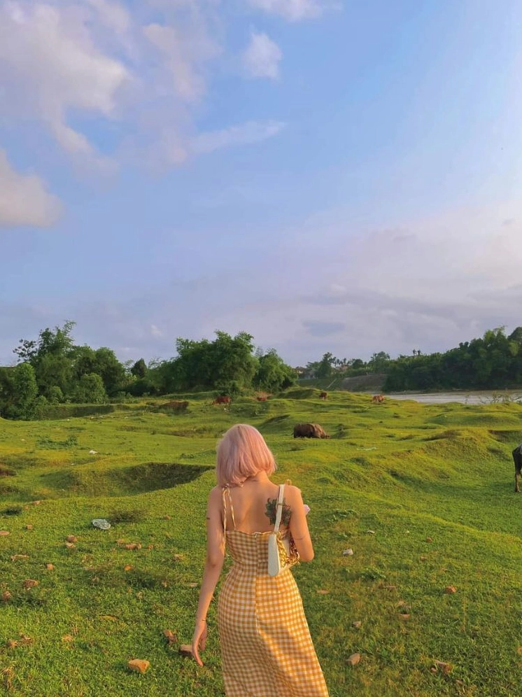 Bộ sưu tập hình ảnh cô gái tóc dài buồn đẹp tĩnh lặng 7 Ảnh chụp sau lưng cô gái mang tâm trạng suy tư