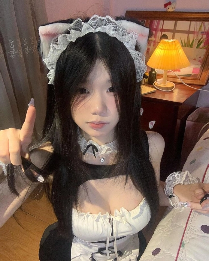 Ảnh con gái mặc đồ hầu gái phong cách trẻ trung năng động