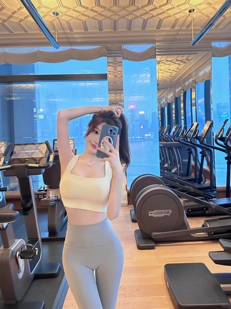 Ảnh gái tập gym body cân đối và thon thả
