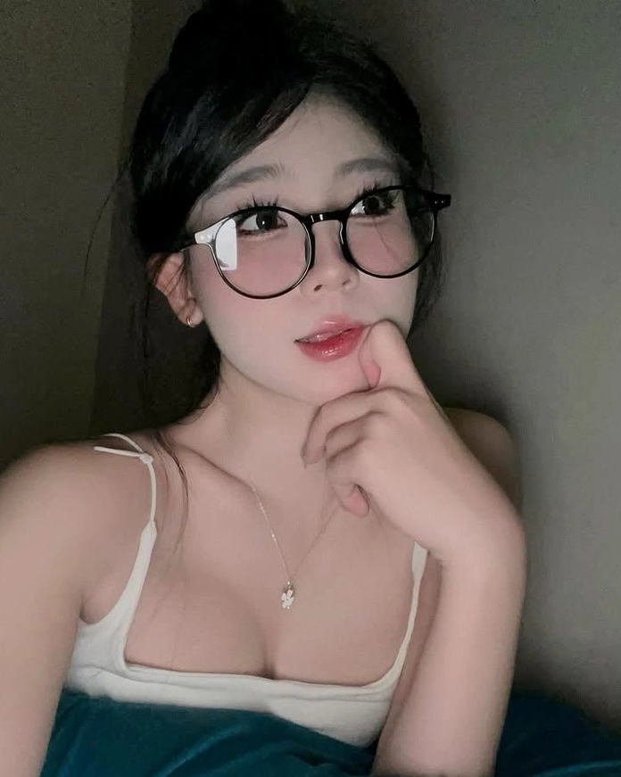 Trọn bộ ảnh gái xinh đeo kính mặc bikini cực quyến rũ và trí tuệ 6 Ảnh gái xinh đeo kính phong cách hiện đại sang chảnh
