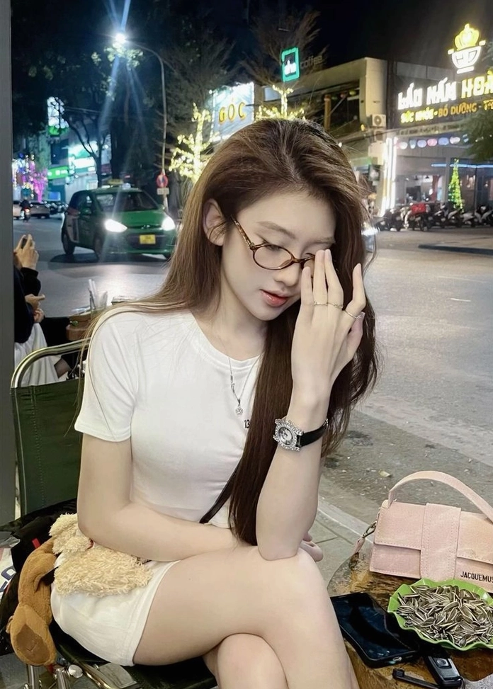 Trọn bộ ảnh gái xinh đeo kính mặc bikini cực quyến rũ và trí tuệ 10 Ảnh gái xinh đeo kính thần thái cuốn hút mê đắm