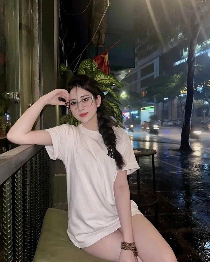 Trọn bộ ảnh gái xinh đeo kính mặc bikini cực quyến rũ và trí tuệ 9 Ảnh gái xinh đeo kính tròn phong cách vintage cổ điển