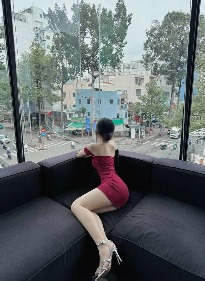 Ảnh gái xinh mặc váy ngắn chân dài nổi bật giữa phố