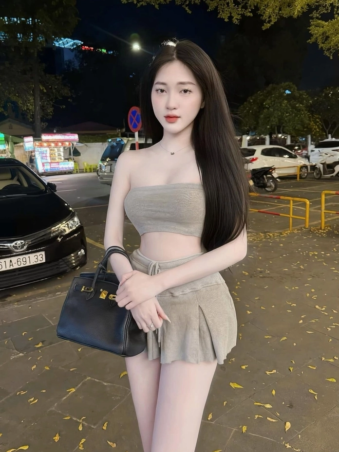 Ảnh gái xinh mặc váy ngắn phối đồ tinh tế cực sành điệu