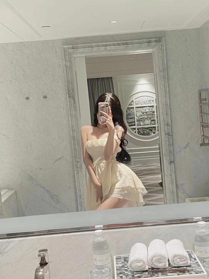 Ảnh gái xinh mặc váy ngắn phong cách hiện đại đầy cuốn hút