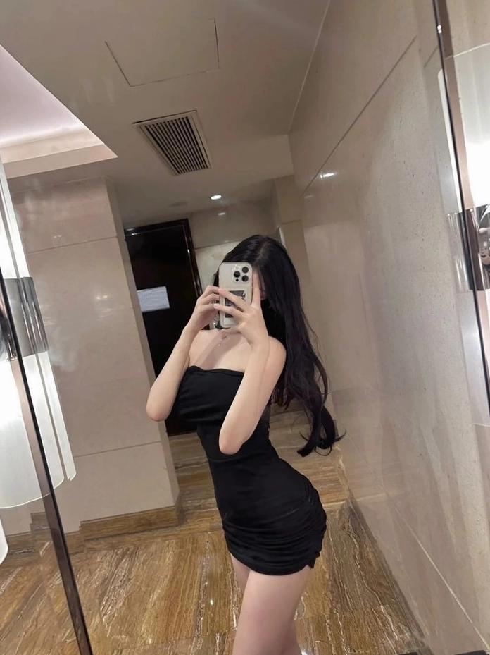 Ảnh gái xinh mặc váy ngắn tôn dáng triệt để