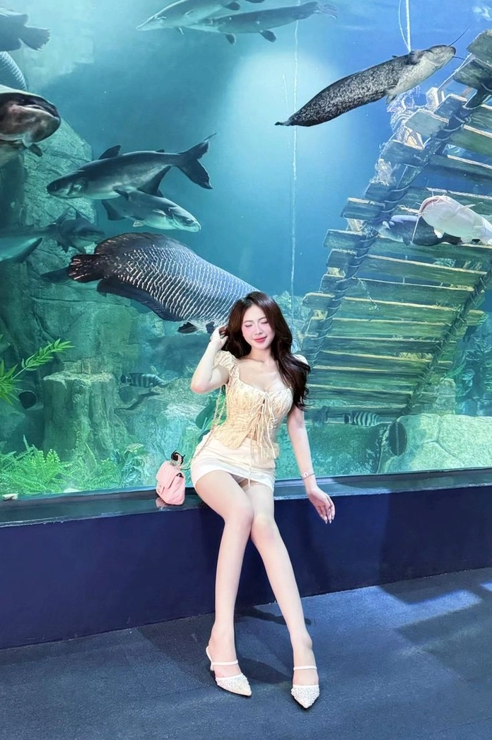 Ảnh gái xinh TikTok mặc váy ngắn nổi bật với nụ cười rạng rỡ