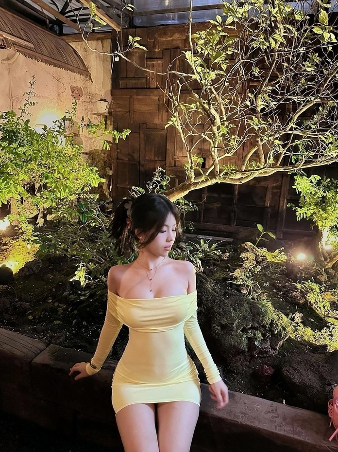 Ảnh gái xinh TikTok mặc váy ngắn thời trang sành điệu