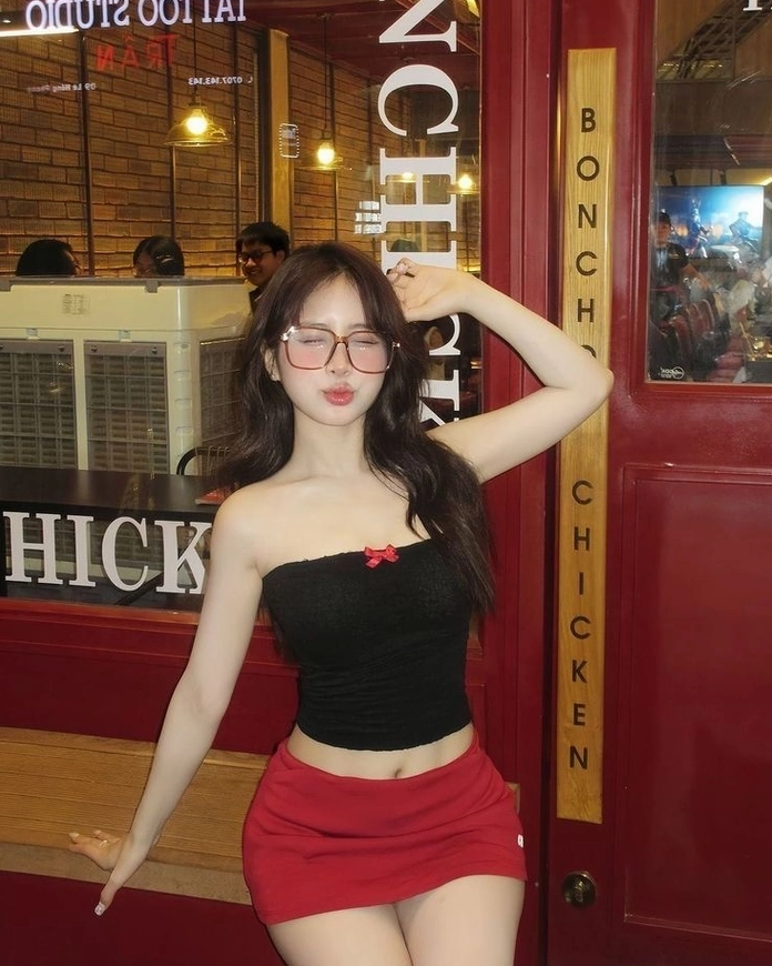 Trọn bộ ảnh gái xinh đeo kính mặc bikini cực quyến rũ và trí tuệ 17 Ảnh gái xinh tóc ngắn đeo kính cá tính nổi bật