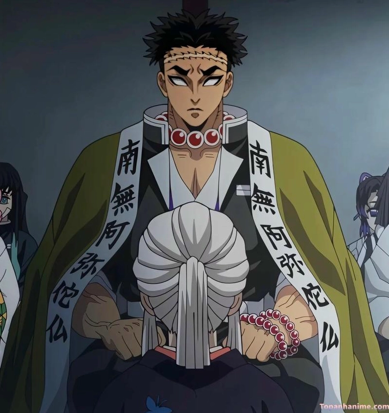 Ảnh Gyomei tung đòn tấn công uy lực với vũ khí chùy gai