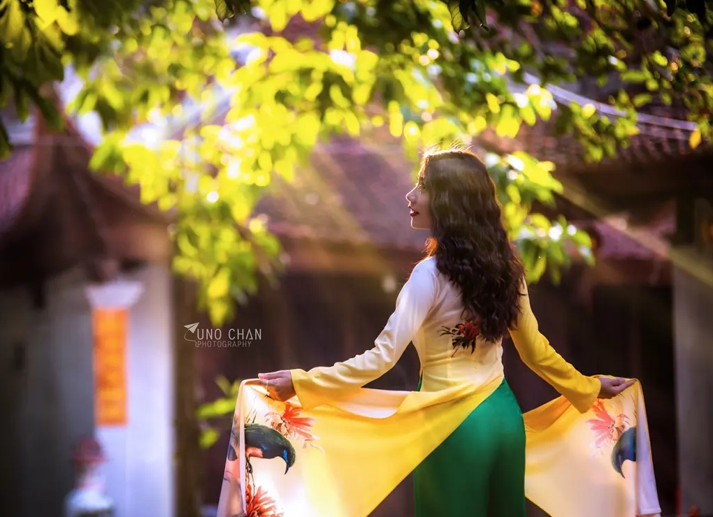 Ánh mắt gợi cảm của người đẹp mặc áo dài mỏng manh