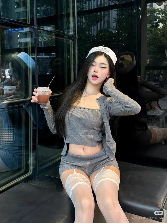 Ánh mắt gợi tình và bờ môi hững hờ của cô nàng trong shoot hình thời trang