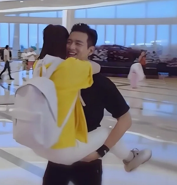 Ảnh meme ôm nhau đơn giản nhưng chứa chan tình cảm