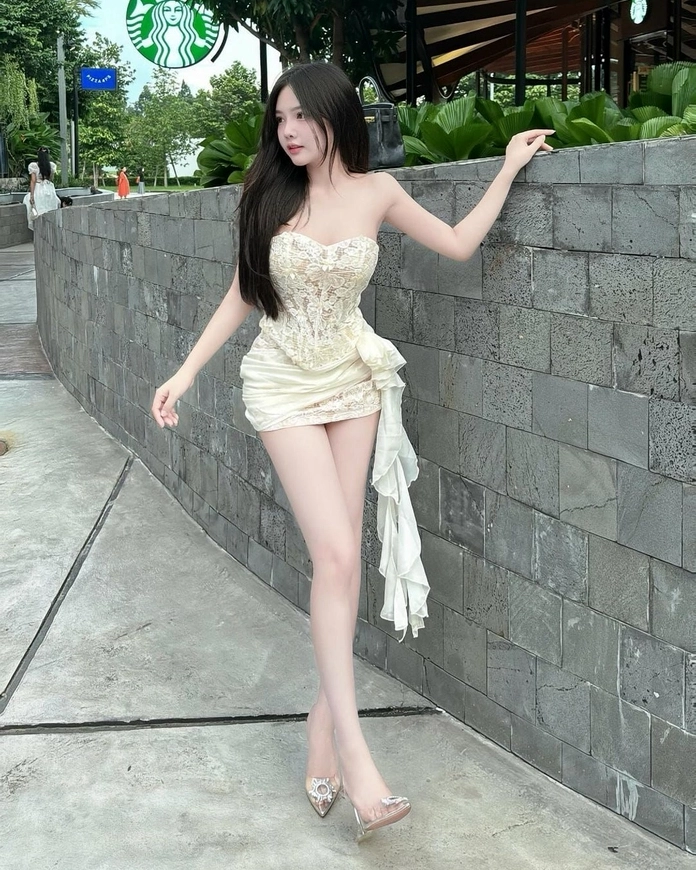 Ánh sáng và bố cục làm nổi bật dáng vóc trong chiếc váy ngắn