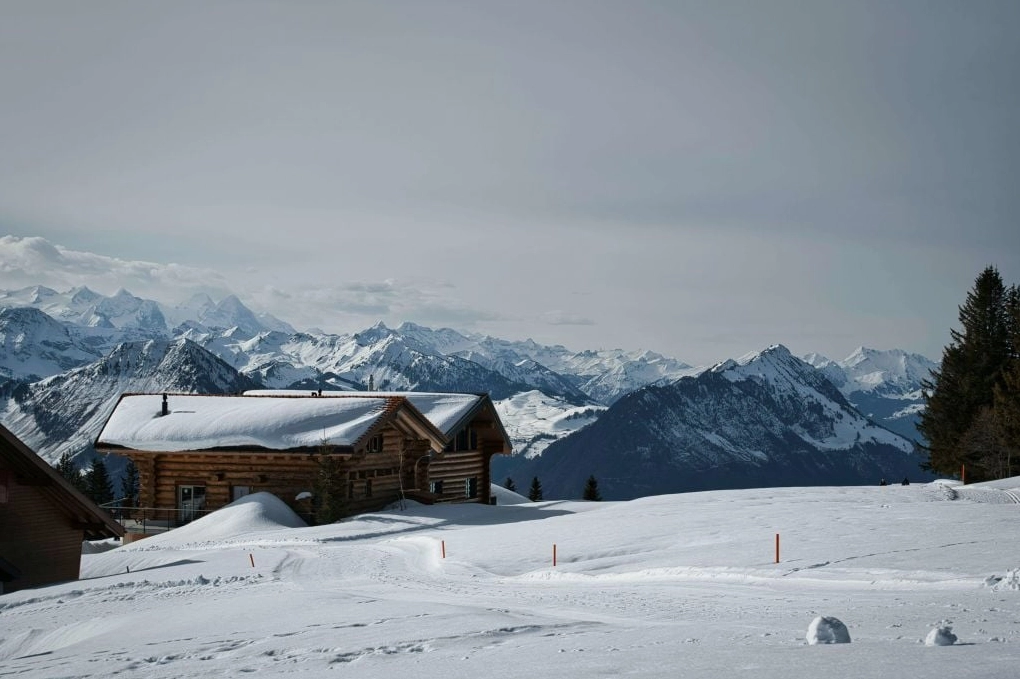 Ảnh tâm trạng nữ ngồi thu mình trong góc phòng tối