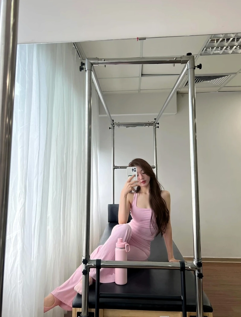 Áo croptop khoe vòng eo thon gọn không chút mỡ thừa