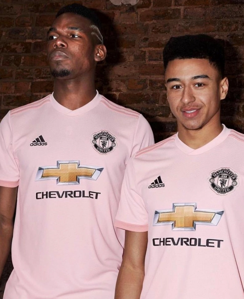 Bạn bè cùng nhau diện áo MU thể hiện tinh thần đoàn kết