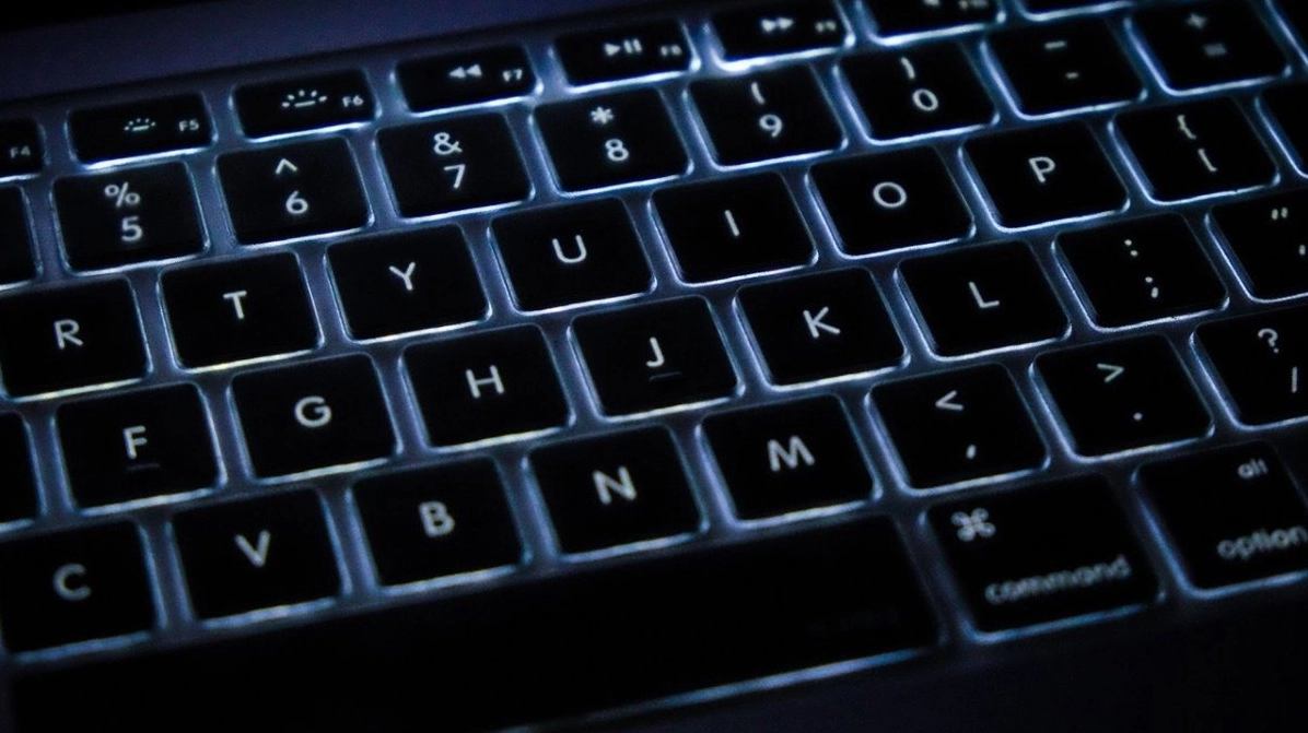 Bàn phím laptop sử dụng đèn LED đơn sắc chỉ phát ra một màu duy nhất