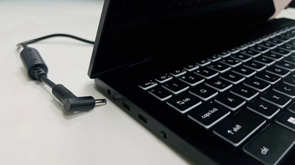 Bạn rút bộ sạc ra khỏi laptop